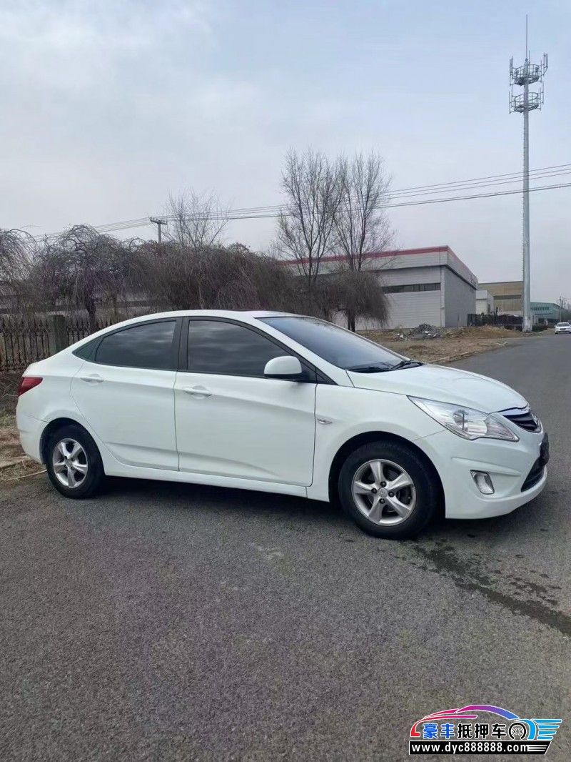 13年现代瑞纳轿车抵押车出售