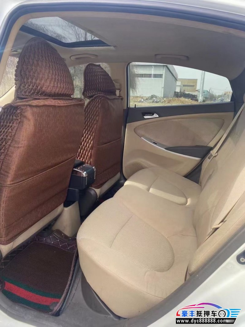 13年现代瑞纳轿车抵押车出售