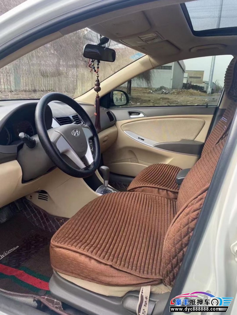 13年现代瑞纳轿车抵押车出售