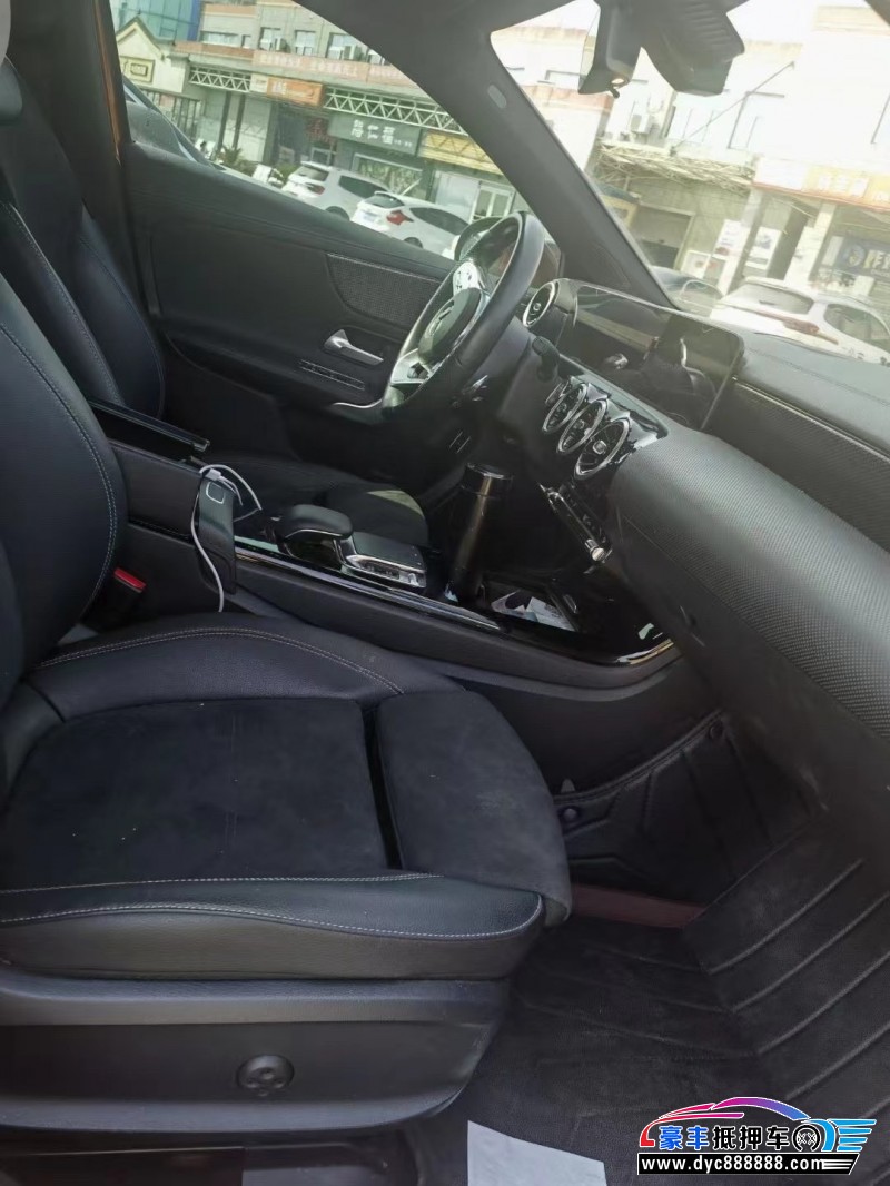 19年奔驰A轿车抵押车出售