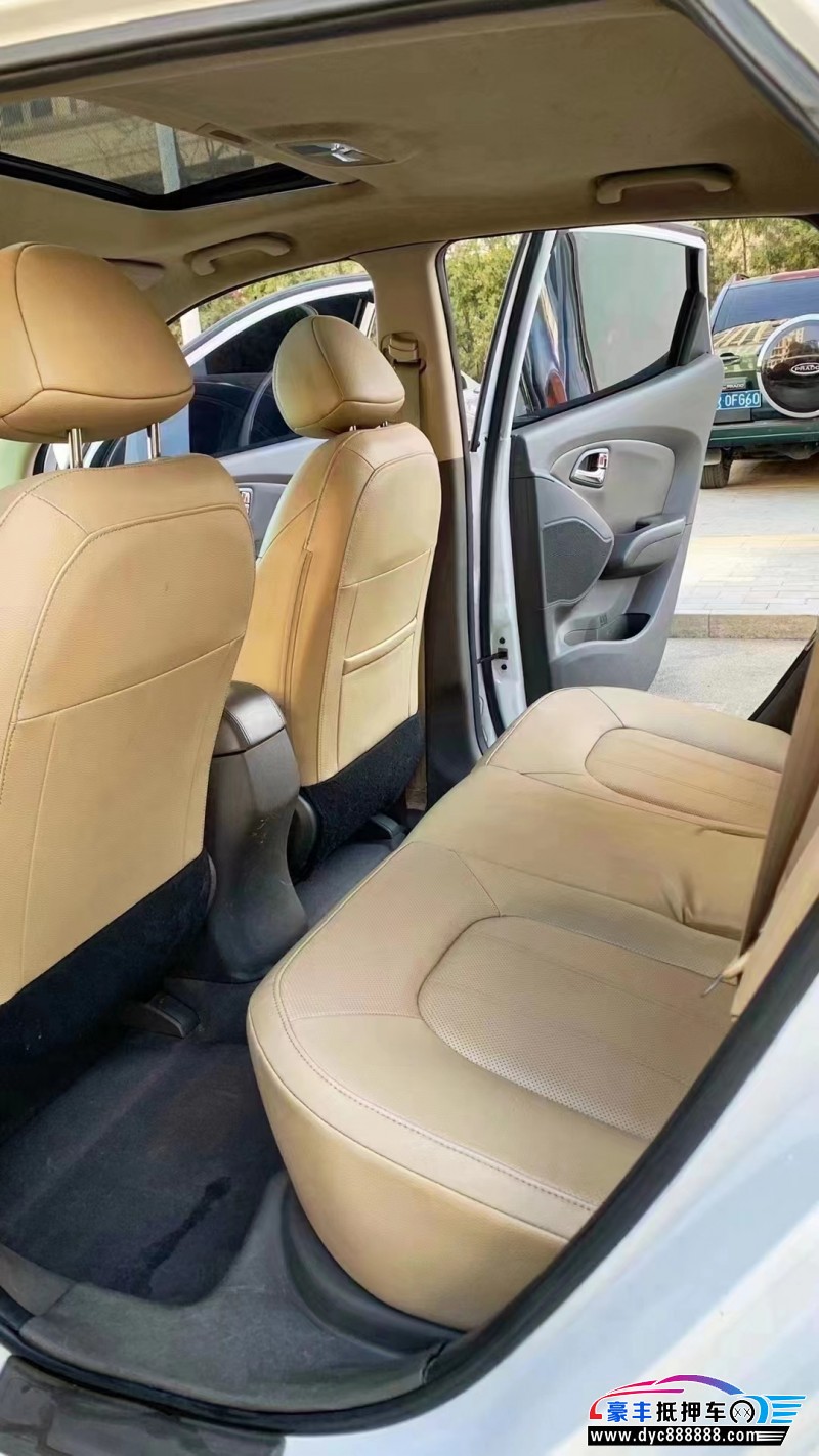 14年现代ix35轿车抵押车出售