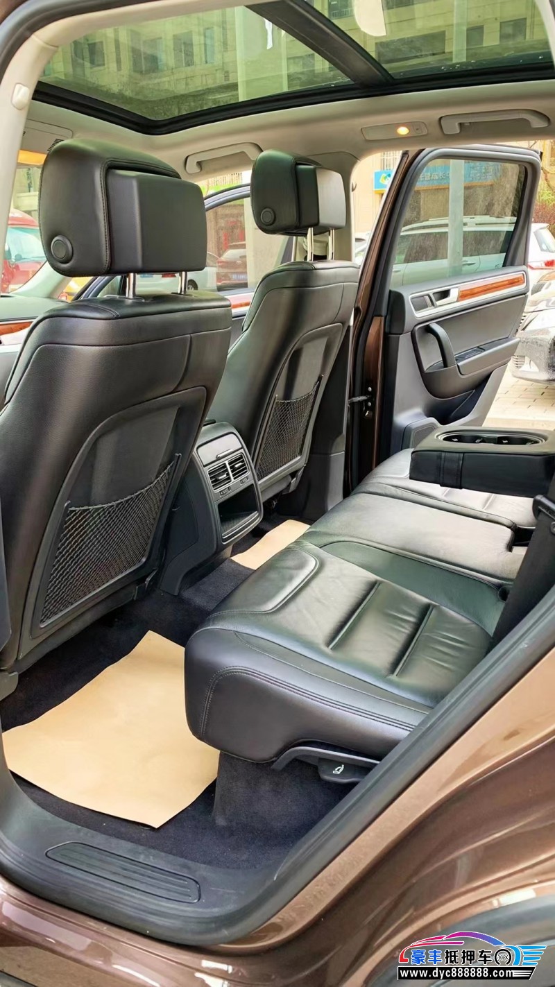 14年大众途锐轿车抵押车出售