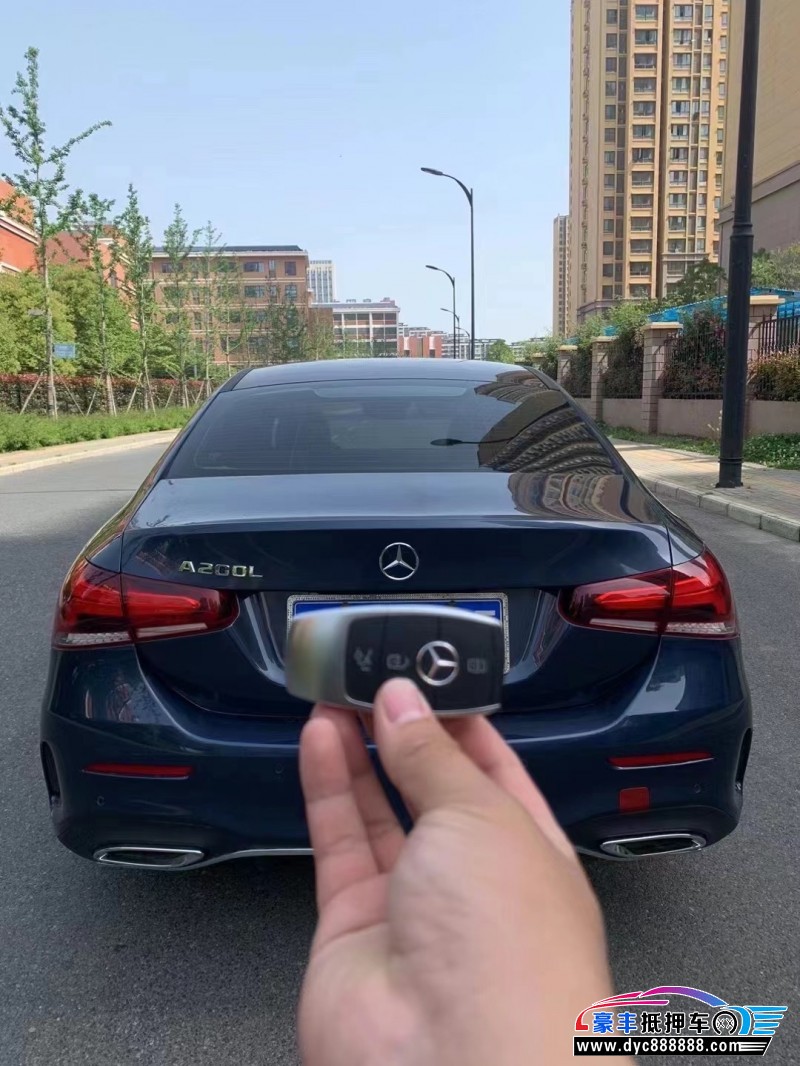 19年奔驰A轿车抵押车出售