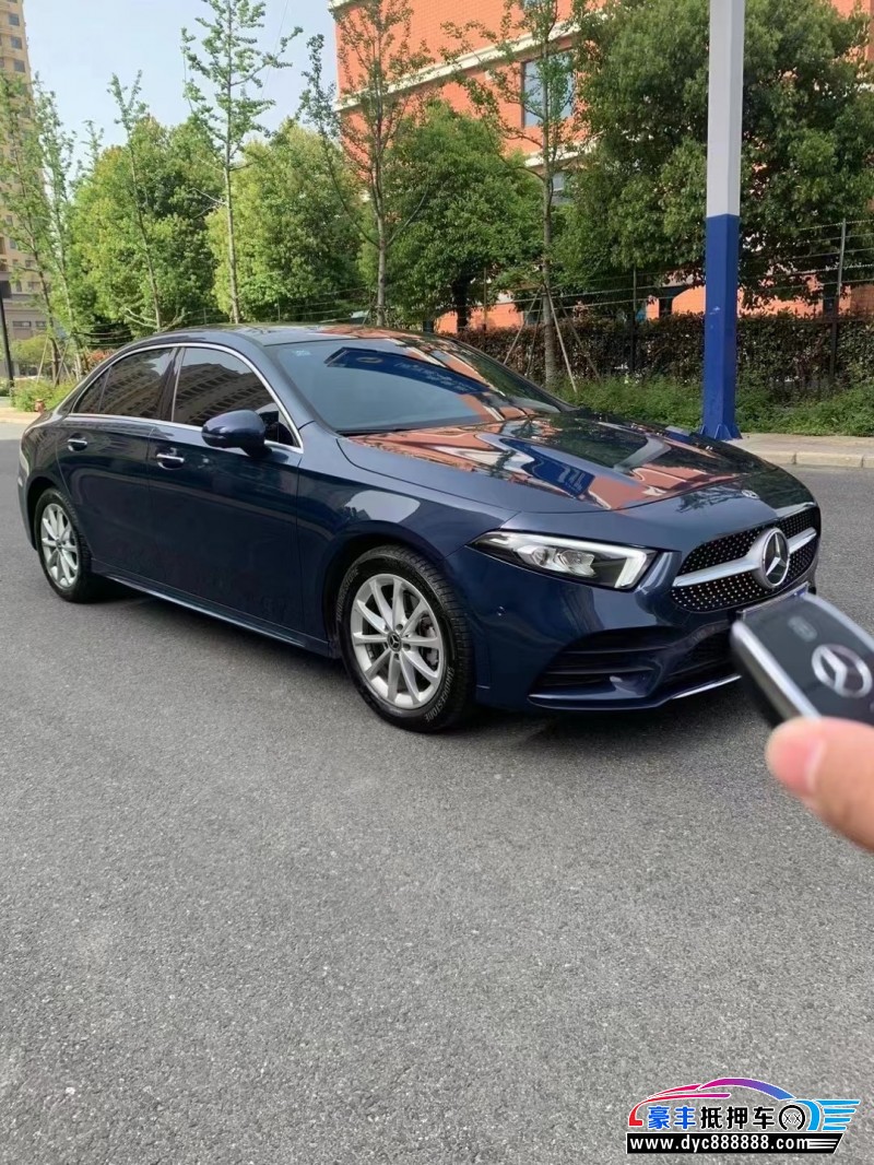 19年奔驰A轿车抵押车出售