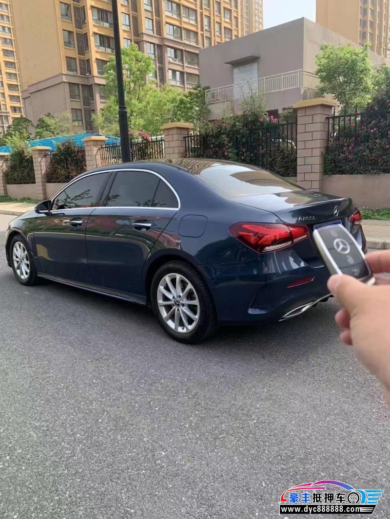 19年奔驰A轿车抵押车出售