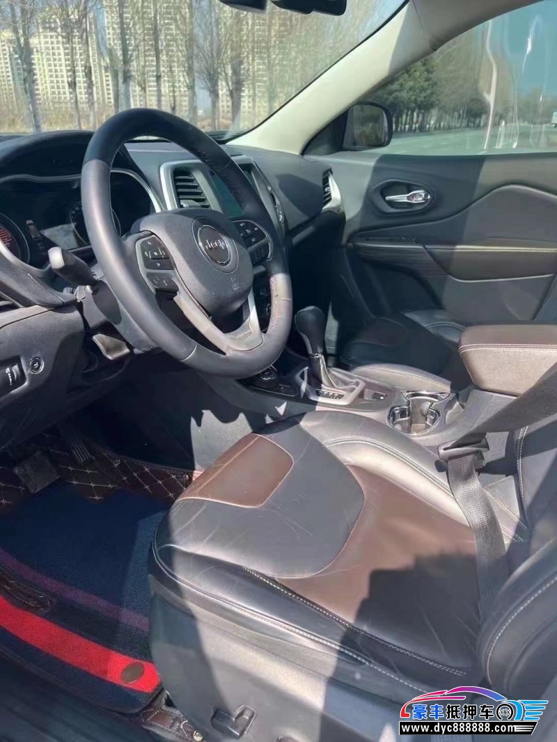 16年Jeep自由光轿车抵押车出售