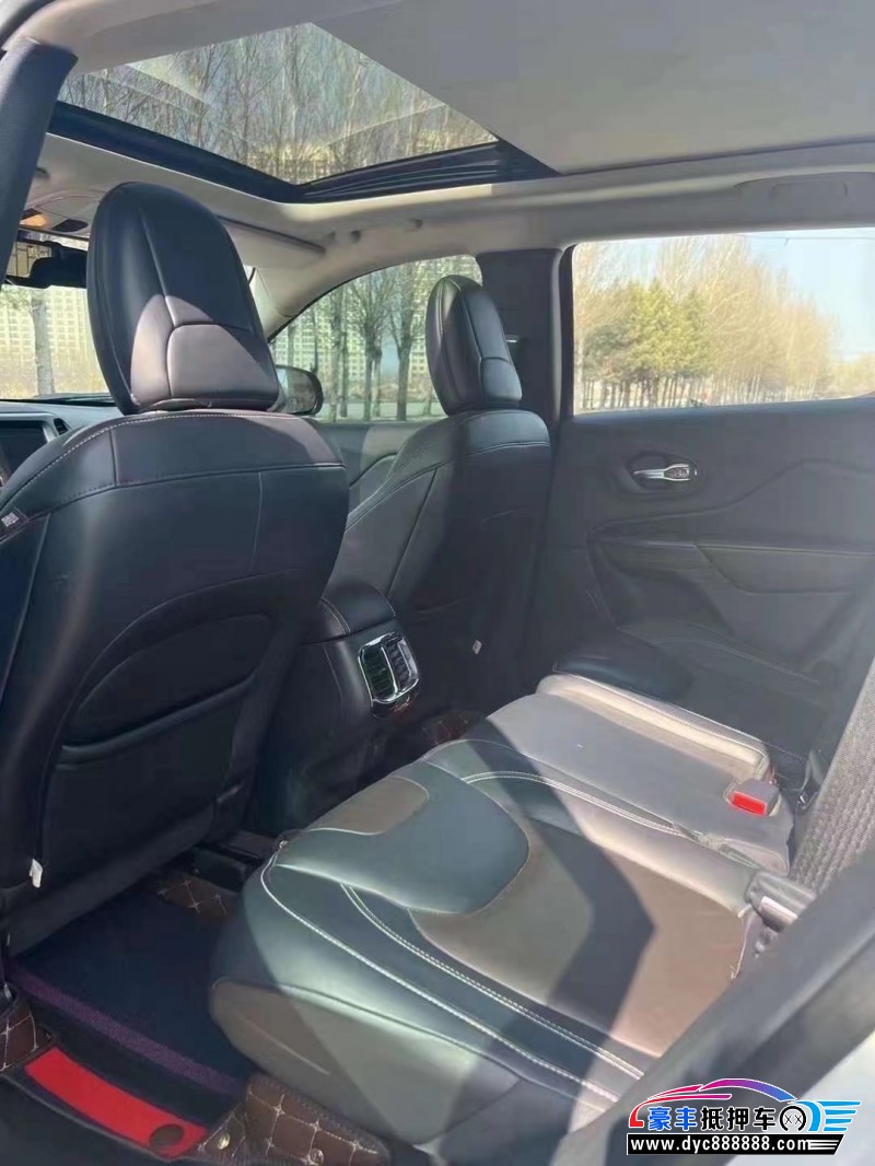 16年Jeep自由光轿车抵押车出售