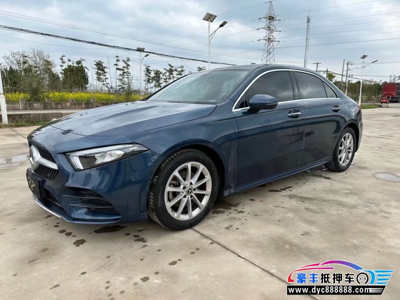 19年奔驰A轿车抵押车出售