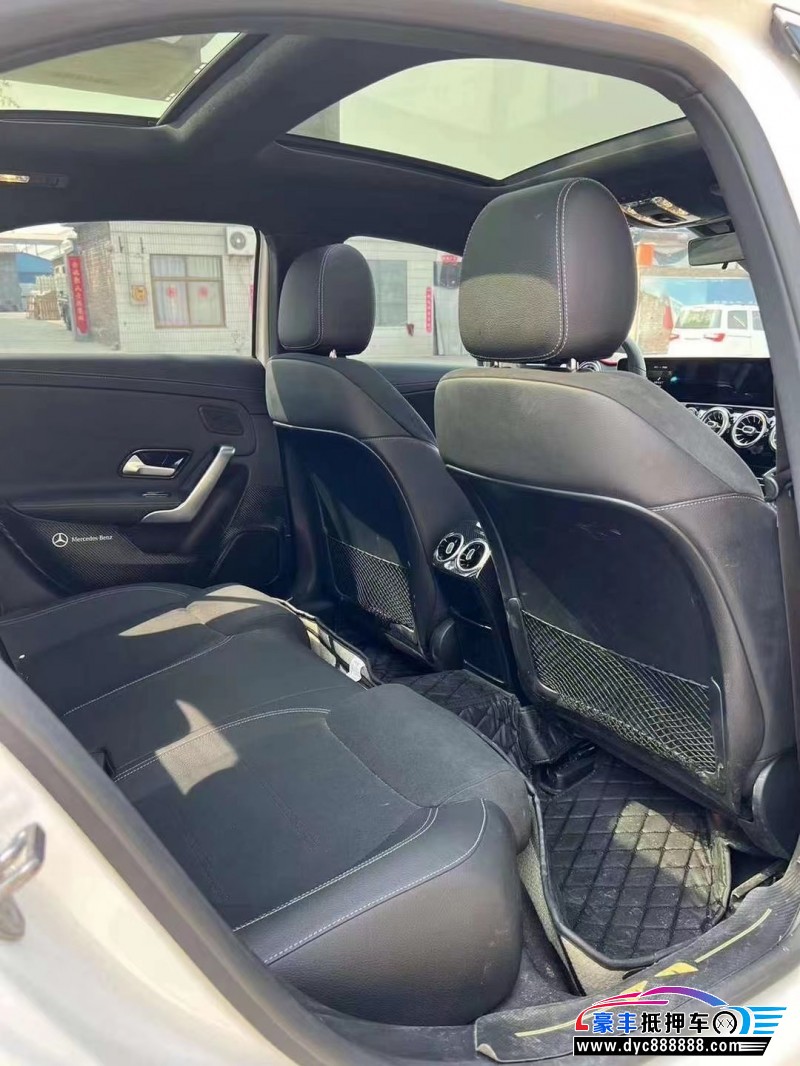 19年奔驰A轿车抵押车出售