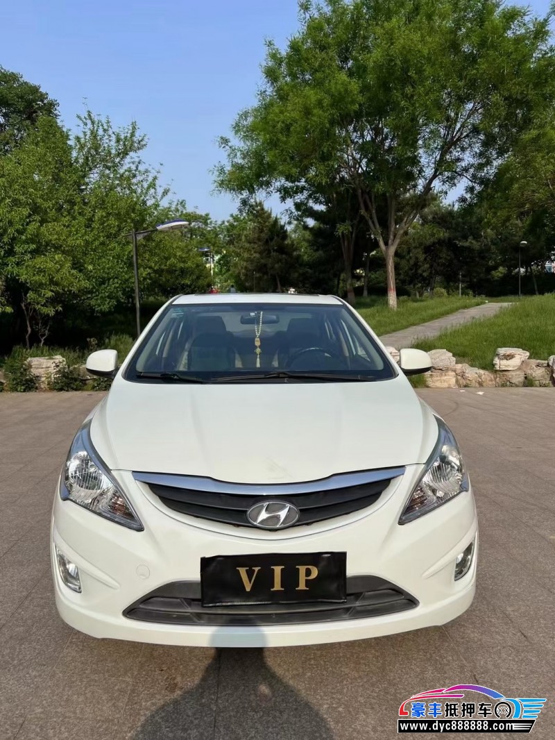 13年现代瑞纳轿车抵押车出售