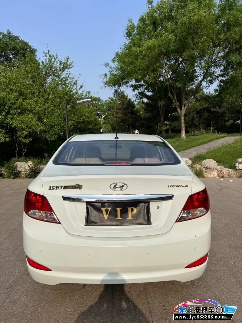 13年现代瑞纳轿车抵押车出售