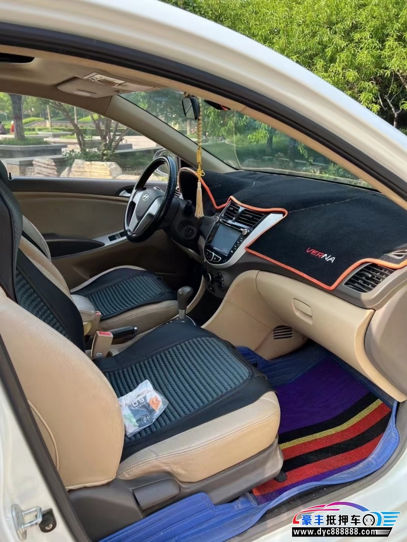 13年现代瑞纳轿车抵押车出售