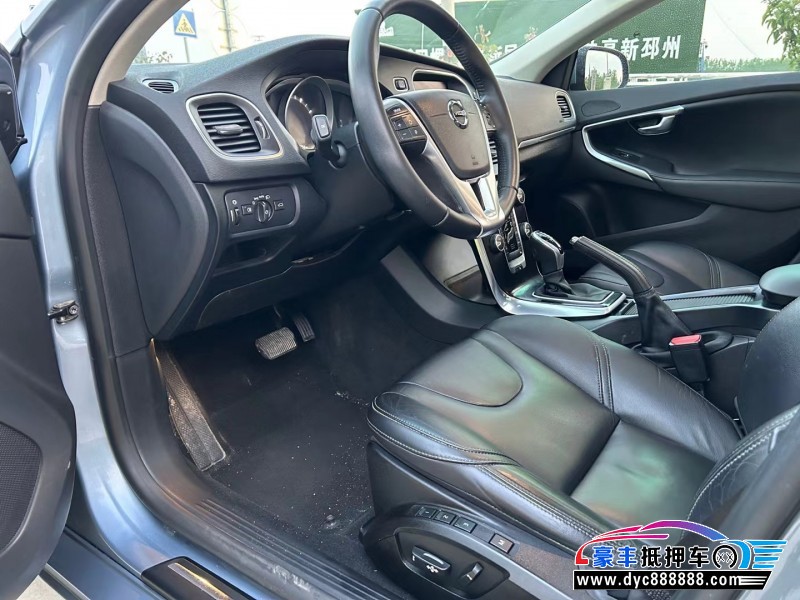 17年沃尔沃V40轿车抵押车出售