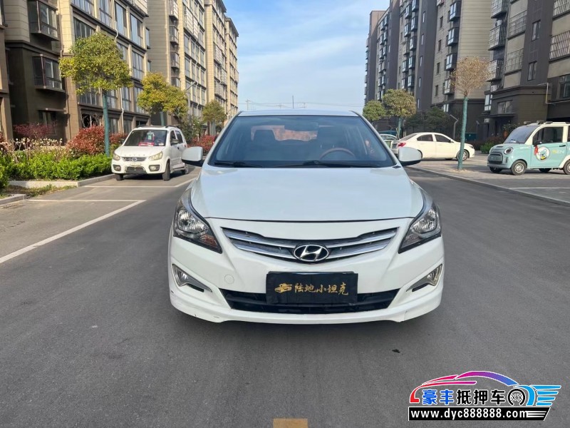 15年现代瑞纳轿车抵押车出售