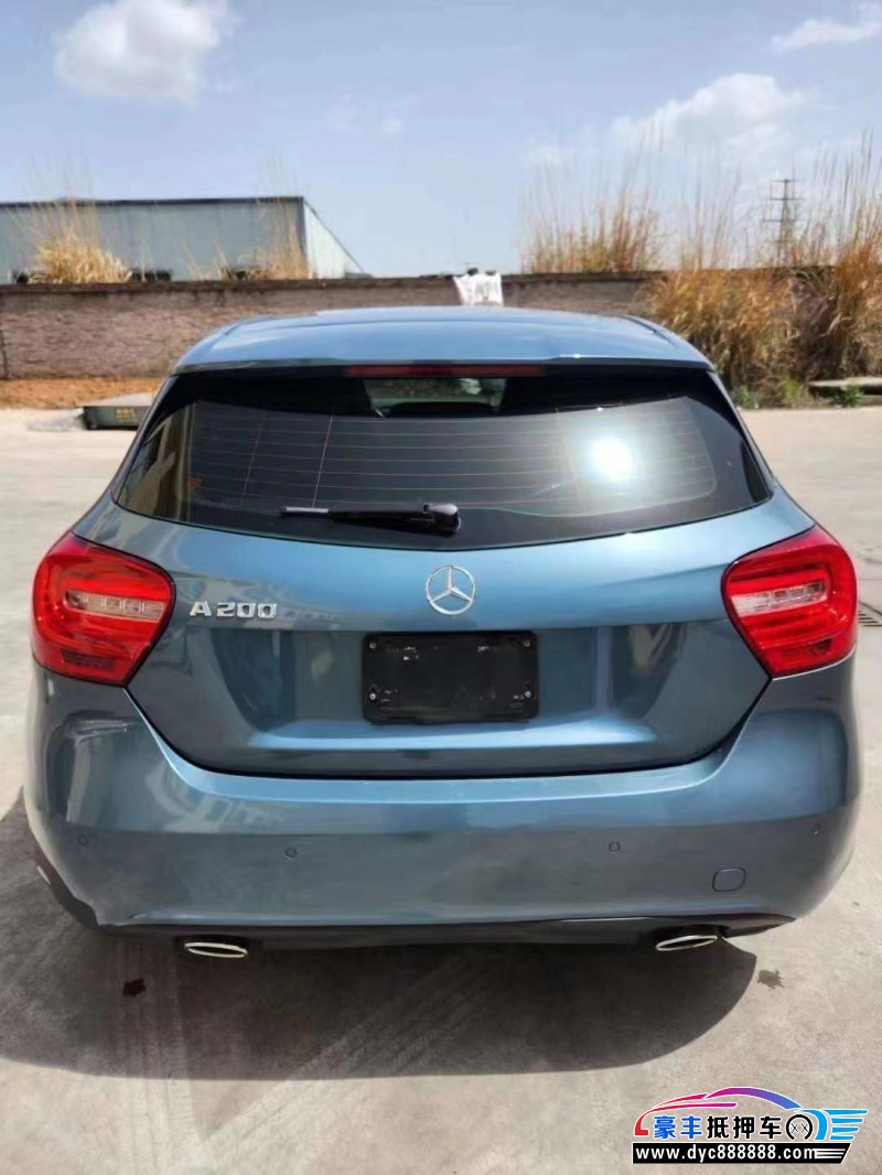 14年奔驰A轿车抵押车出售