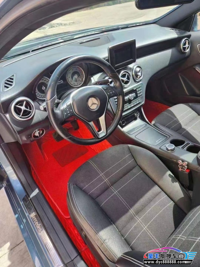 14年奔驰A轿车抵押车出售