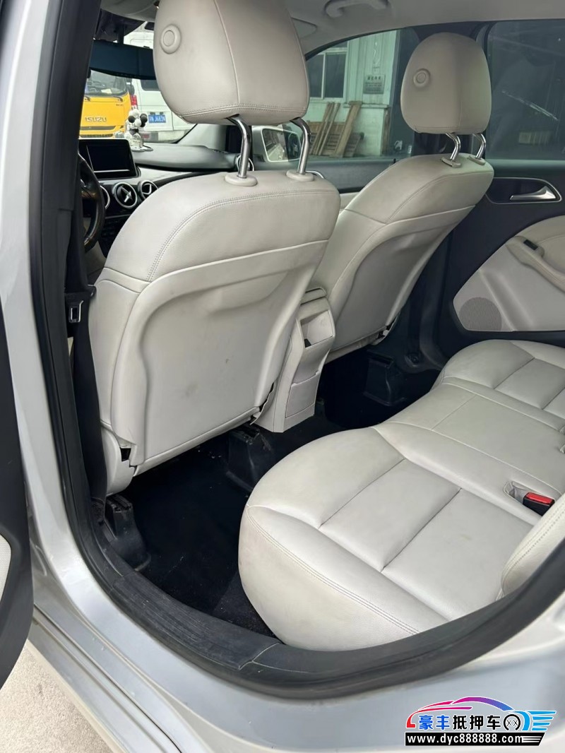 13年奔驰B轿车抵押车出售