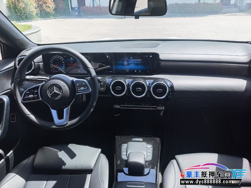 14年奔驰A轿车抵押车出售