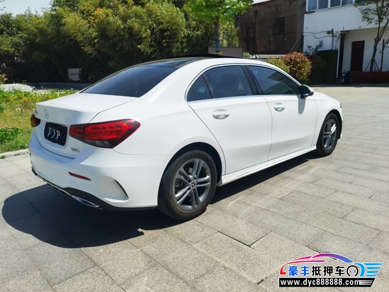 14年奔驰A轿车抵押车出售