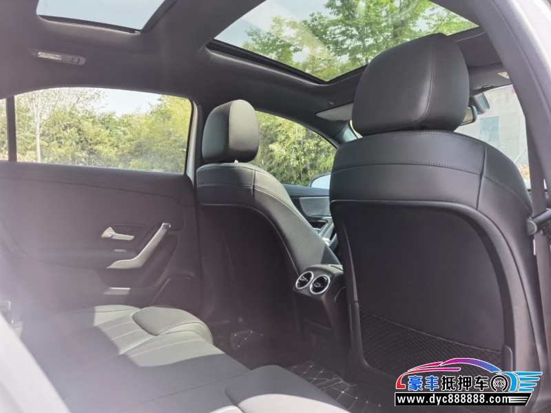 14年奔驰A轿车抵押车出售