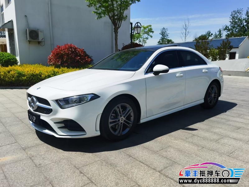 14年奔驰A轿车抵押车出售