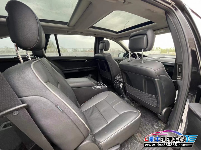 14年奔驰R级轿车抵押车出售