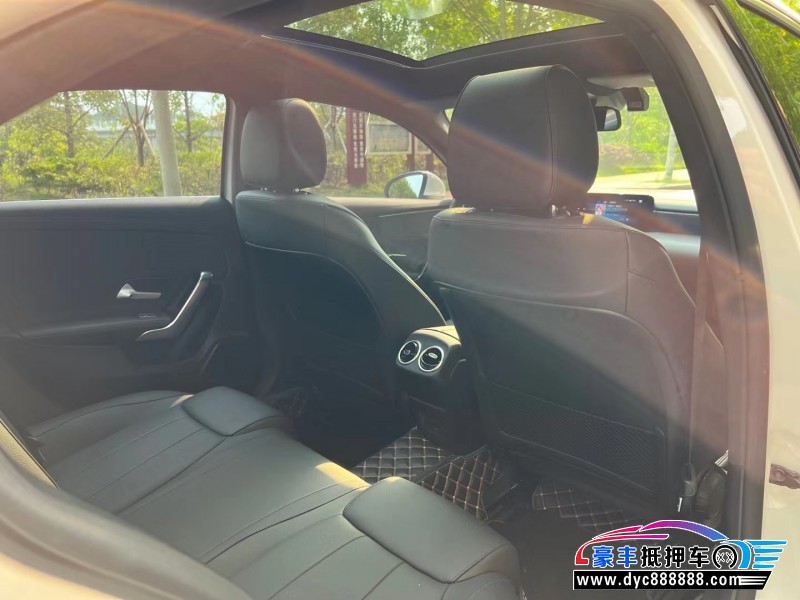 22年奔驰A轿车抵押车出售