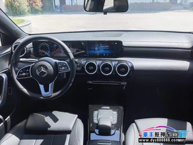 21年奔驰A轿车抵押车出售