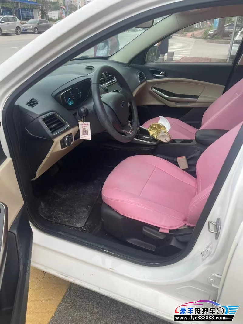 15年福特福睿斯轿车抵押车出售