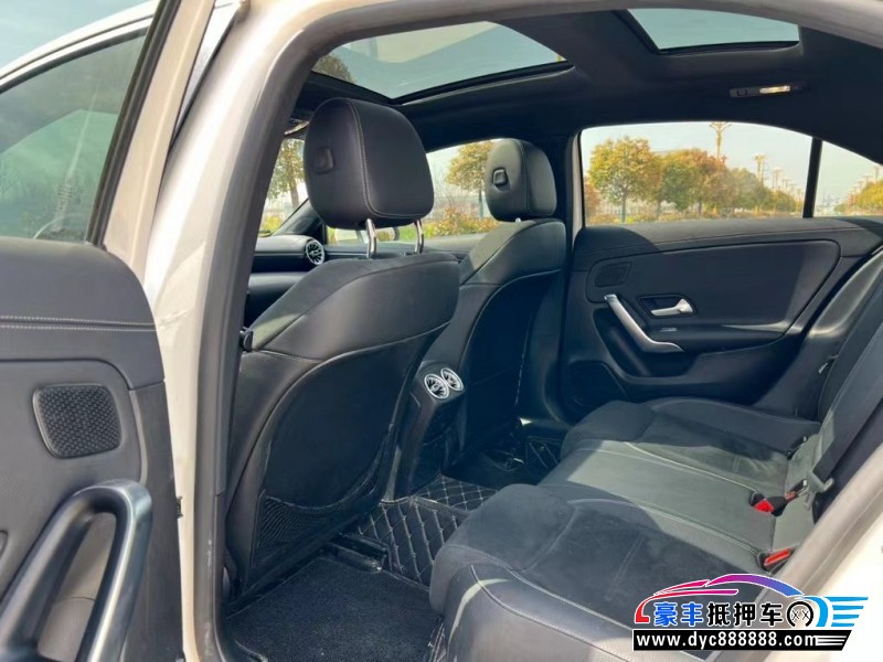 19年奔驰A轿车抵押车出售