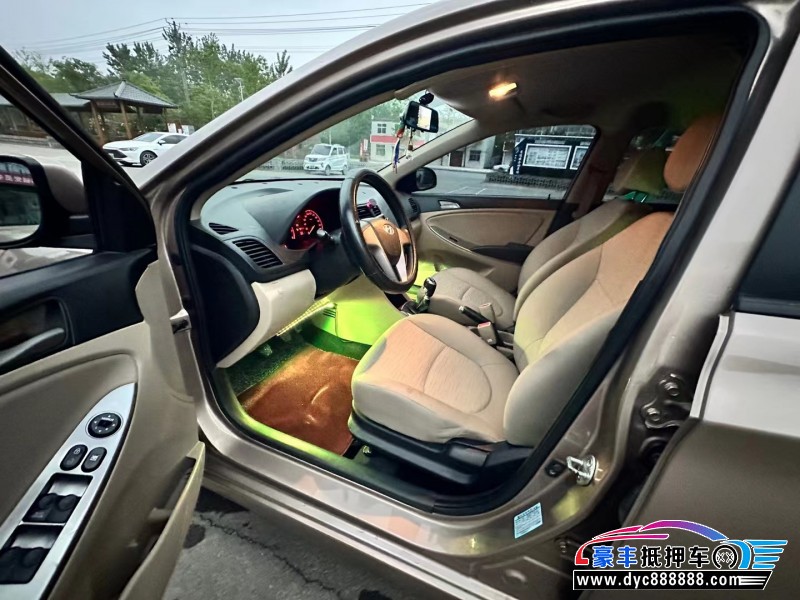 15年现代瑞纳轿车抵押车出售