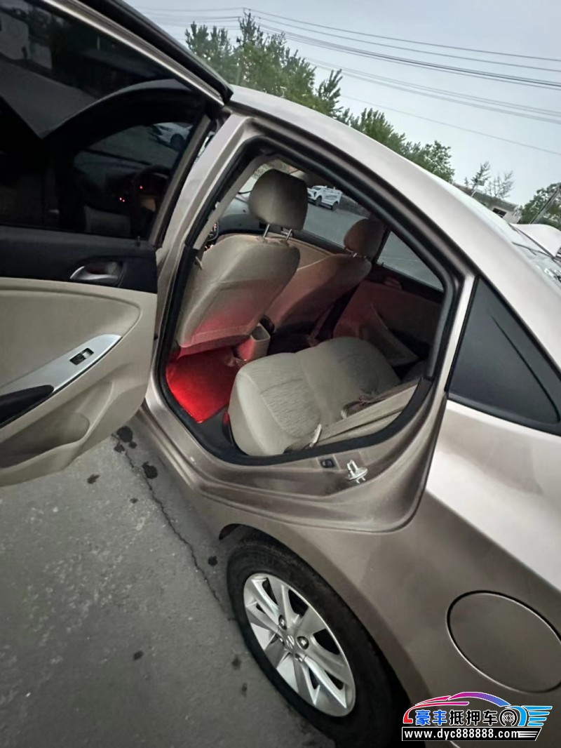 15年现代瑞纳轿车抵押车出售