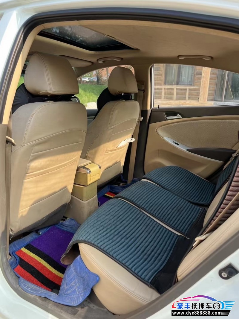 13年现代瑞纳轿车抵押车出售