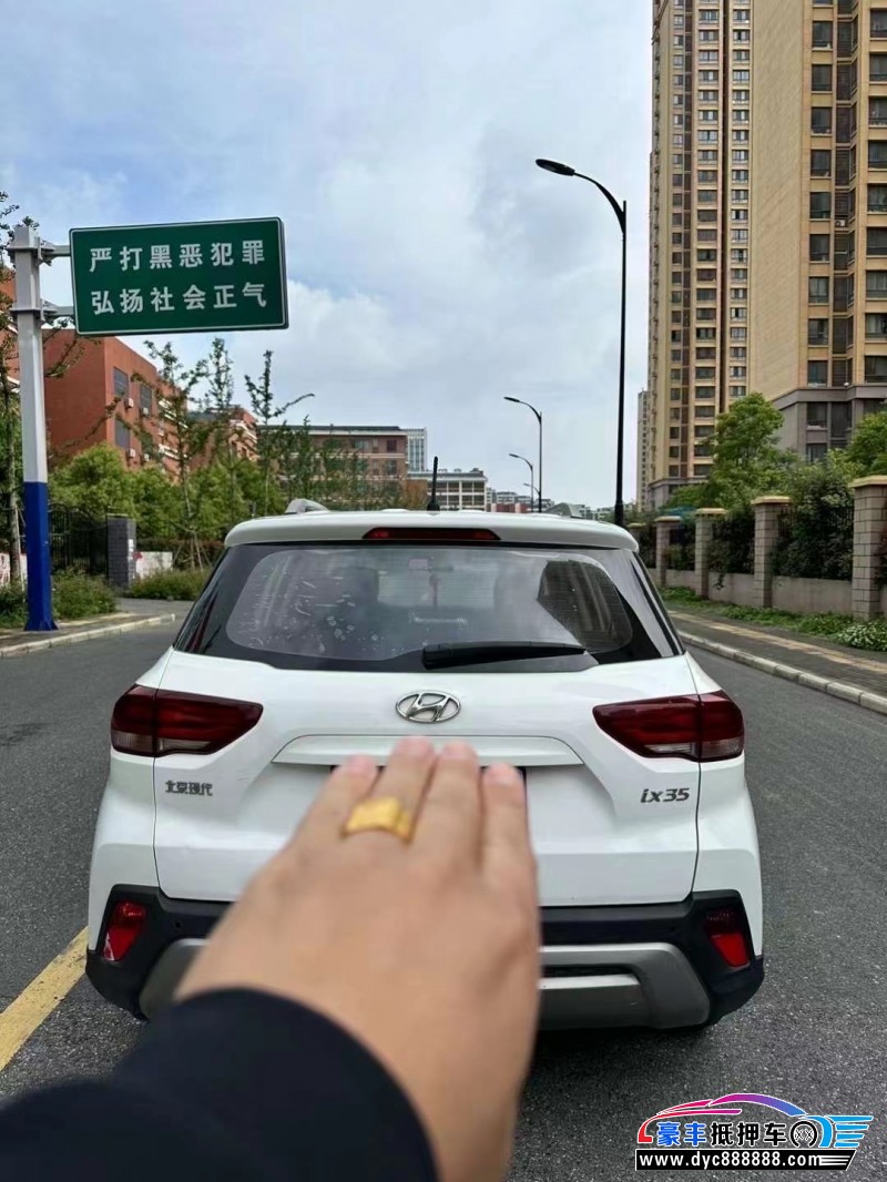 17年现代ix35轿车抵押车出售