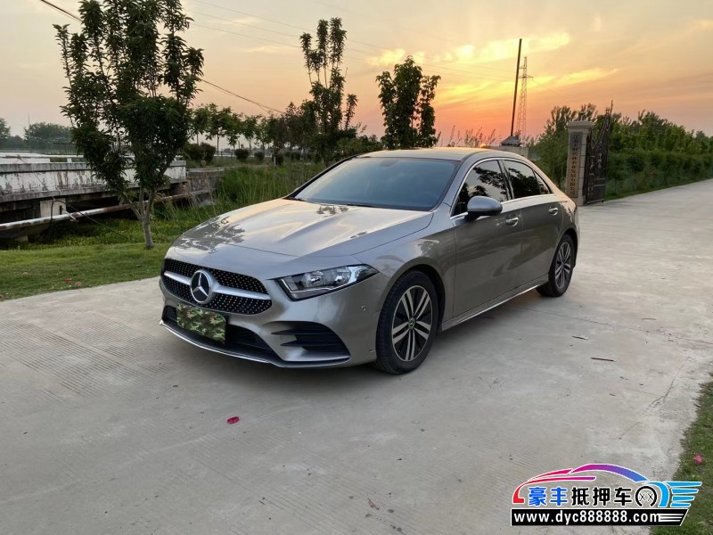 19年奔驰A轿车抵押车出售