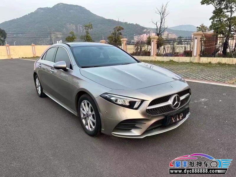 19年奔驰A轿车抵押车出售