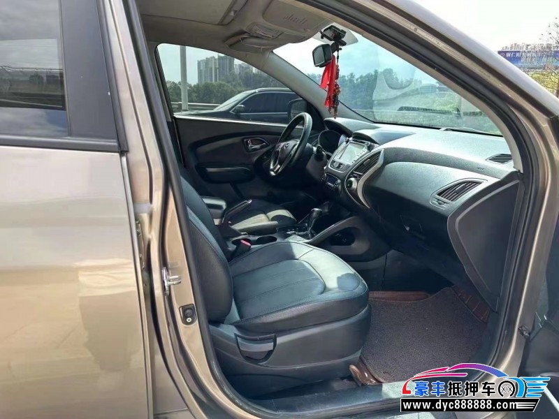 13年现代ix35轿车抵押车出售