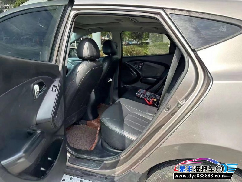 13年现代ix35轿车抵押车出售