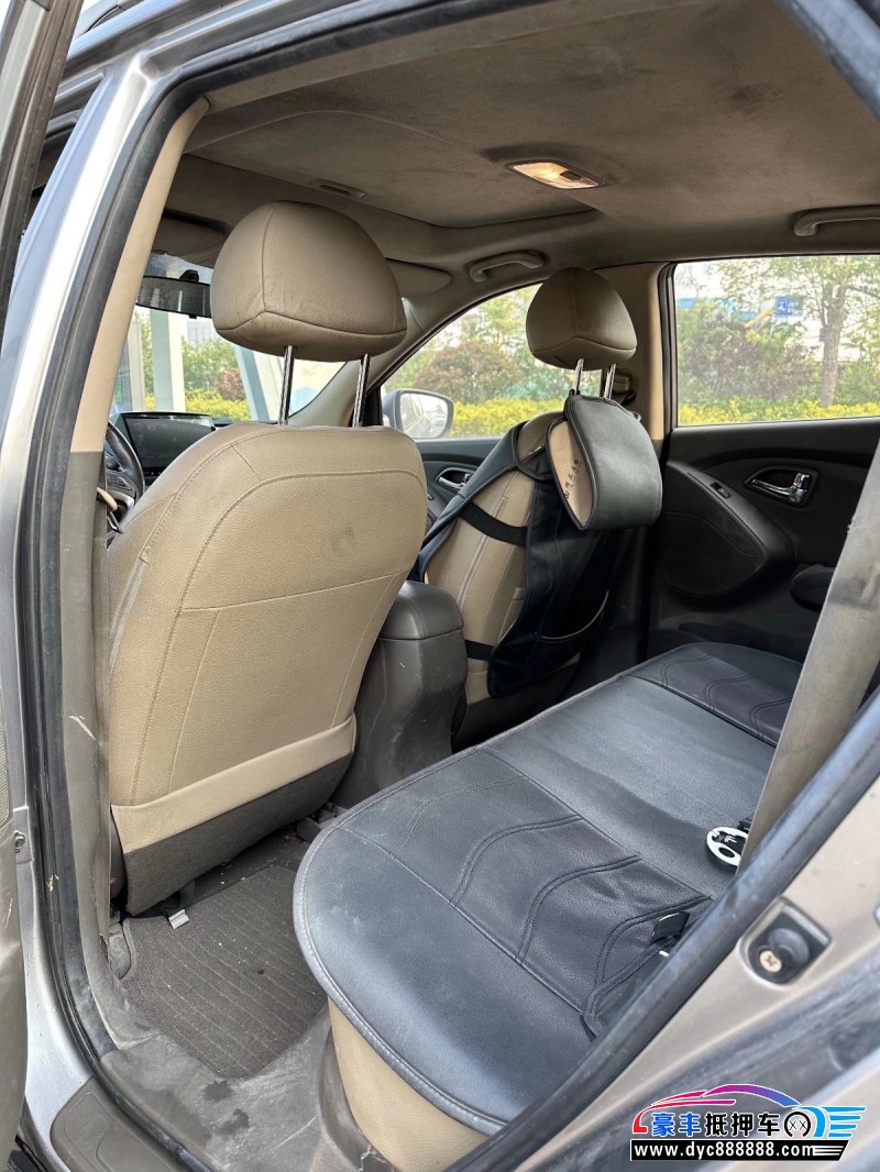 13年现代ix35轿车抵押车出售