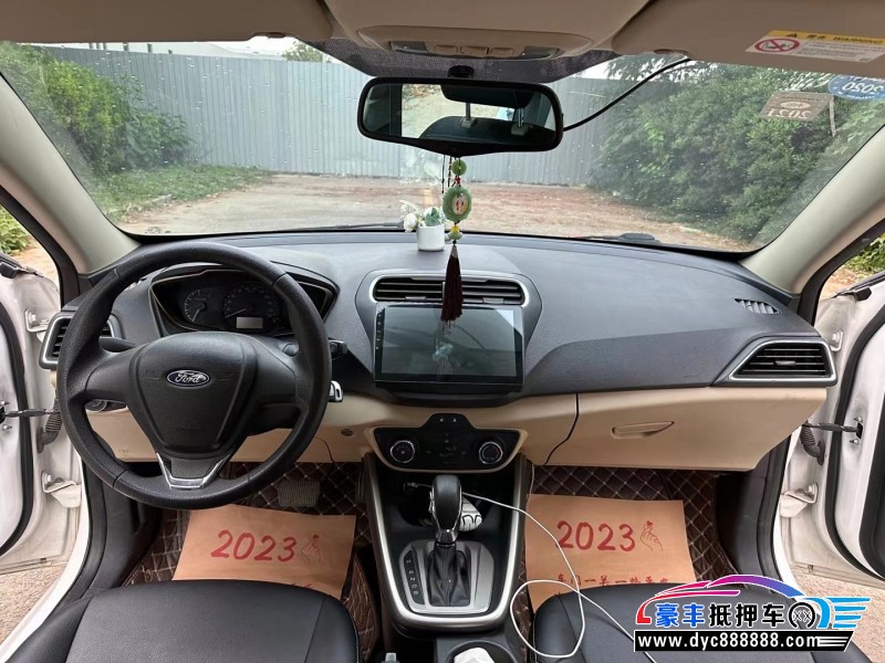 15年福特福睿斯轿车抵押车出售