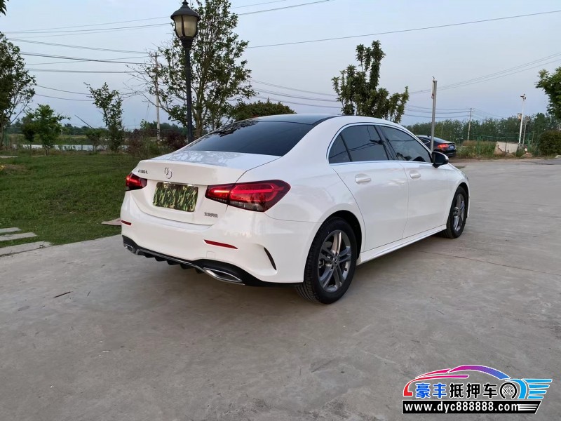 22年奔驰A轿车抵押车出售