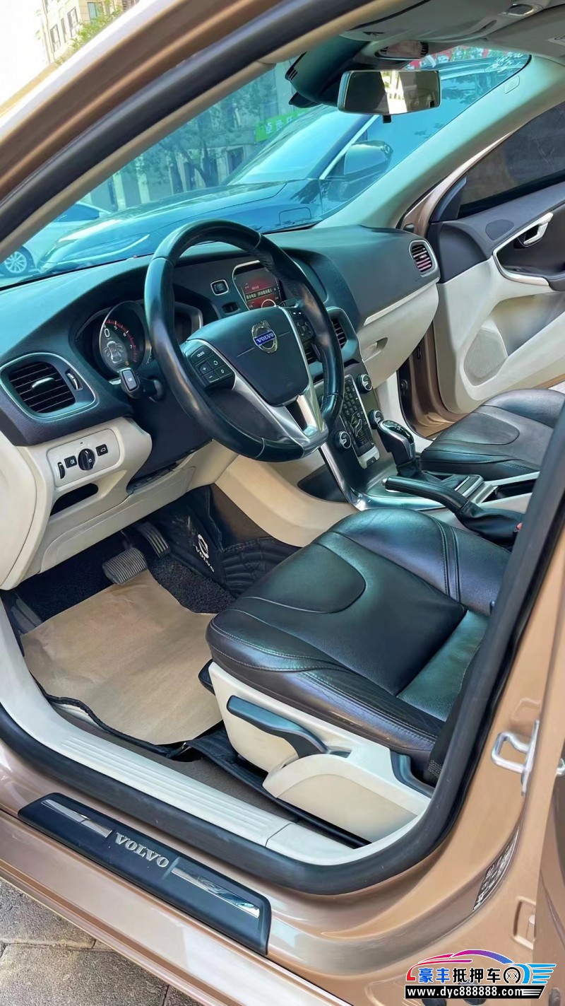 16年沃尔沃V40轿车抵押车出售