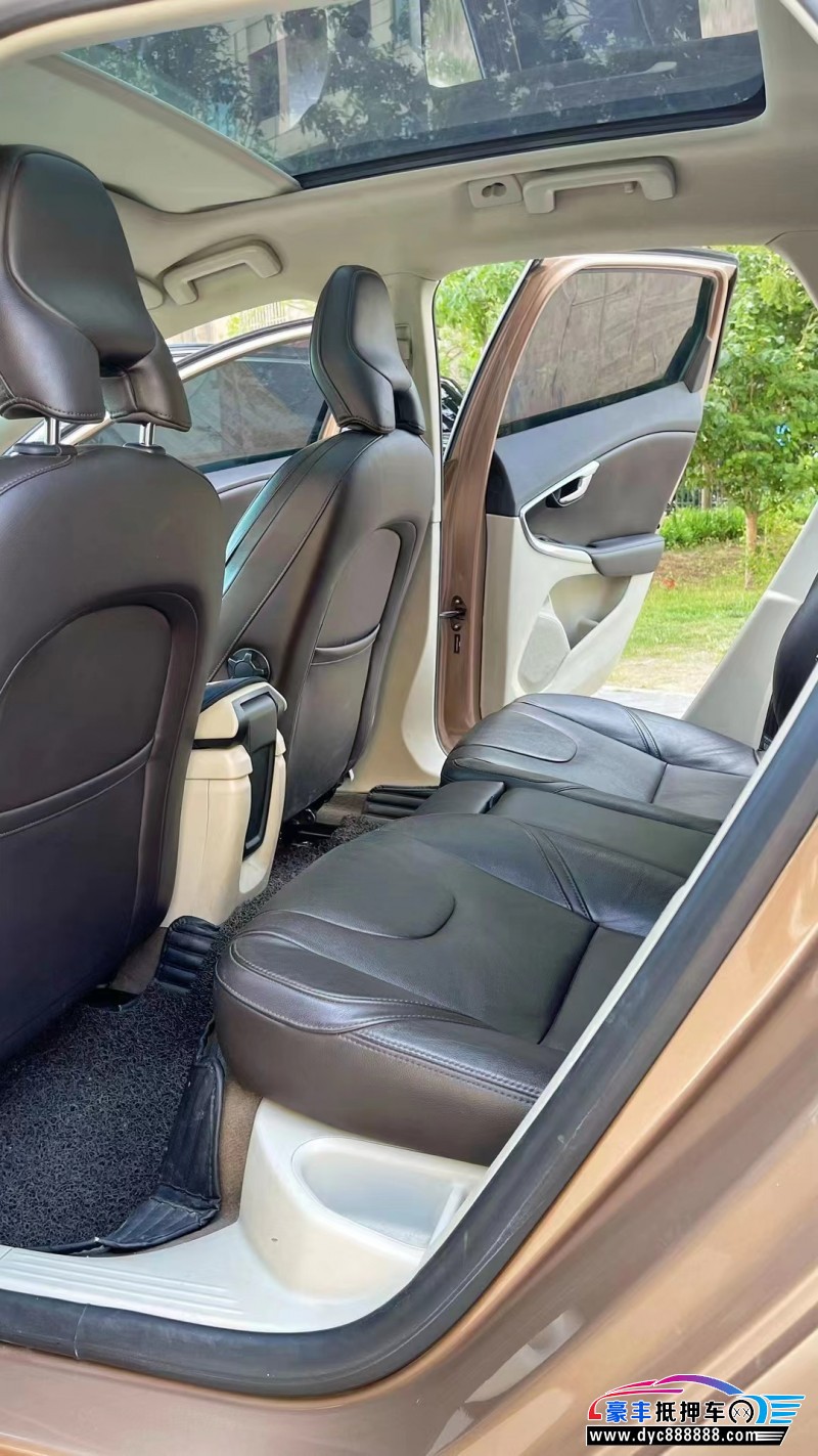 16年沃尔沃V40轿车抵押车出售