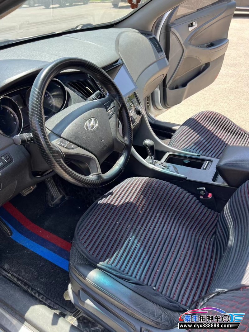 13年现代索纳塔轿车抵押车出售