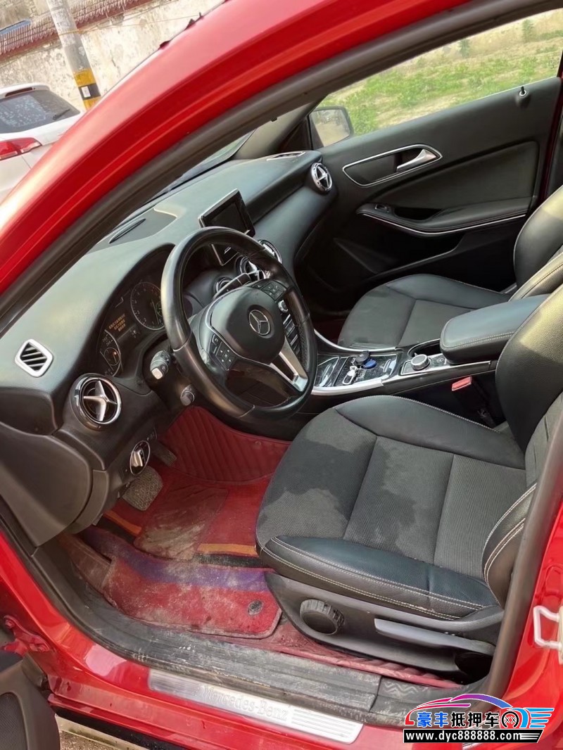 14年奔驰A轿车抵押车出售