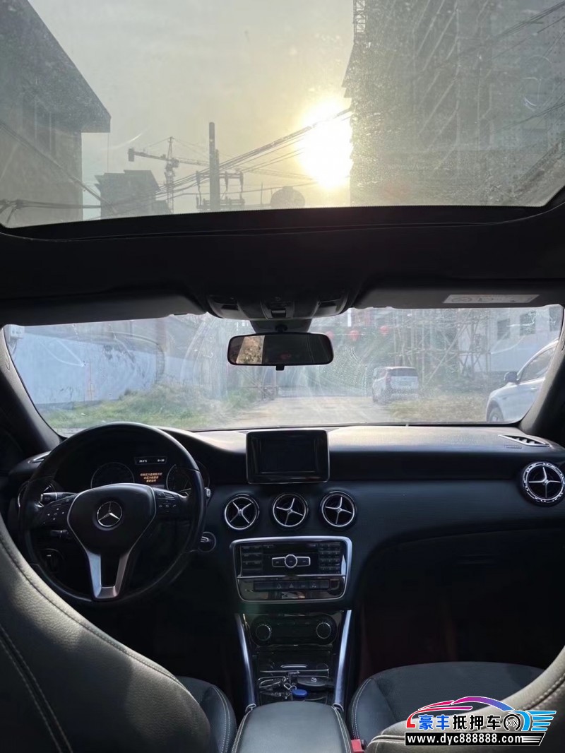 14年奔驰A轿车抵押车出售