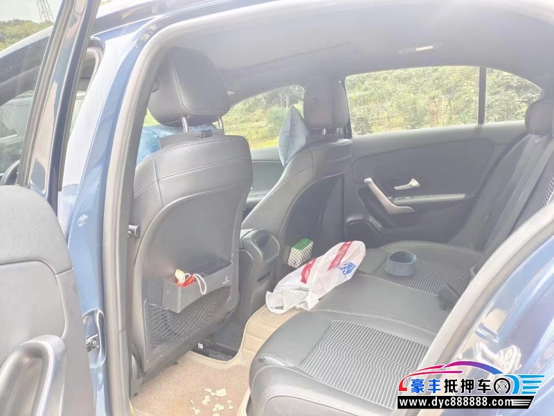 19年奔驰A轿车抵押车出售
