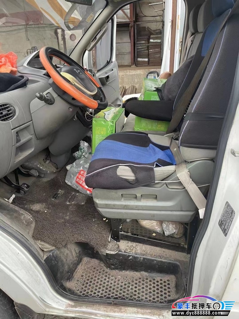 15年上汽大通V80轿车抵押车出售