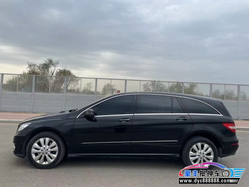 14年奔驰R级轿车抵押车出售