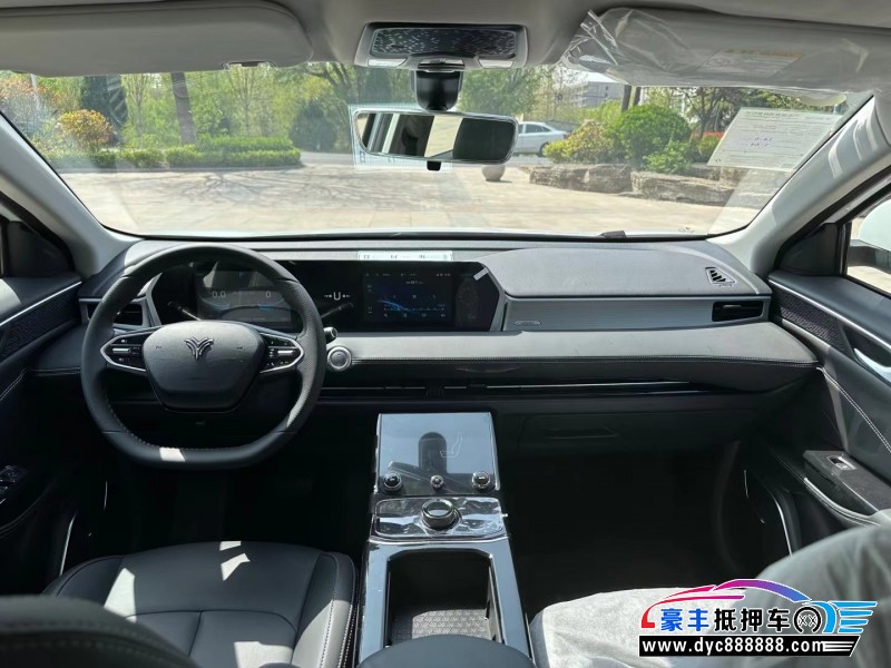 23年哪吒u-ll400轿车抵押车出售